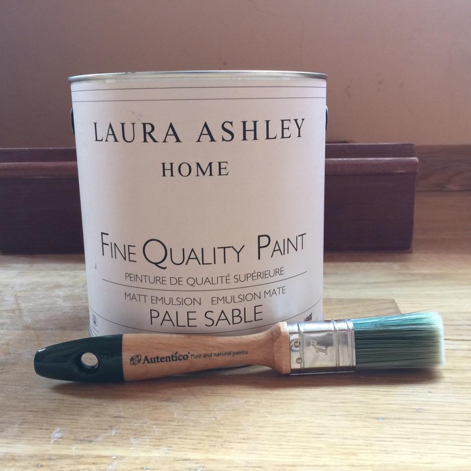 Pintura de Laura Ashley y brocha Auténtico, de Crea Decora Recicla