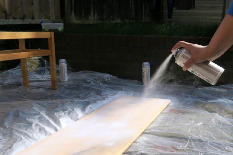 Cómo pintar una banqueta de madera con spray 1