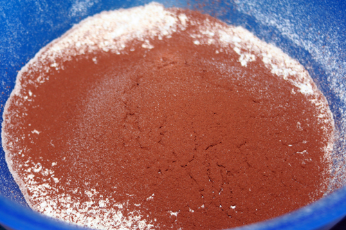 mezclar-harina,-cacao-y-levadura