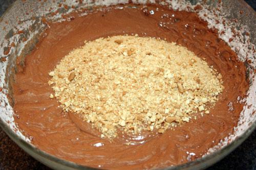 mezclar-todos-los-ingredientes-y-las-galletas-trituradas