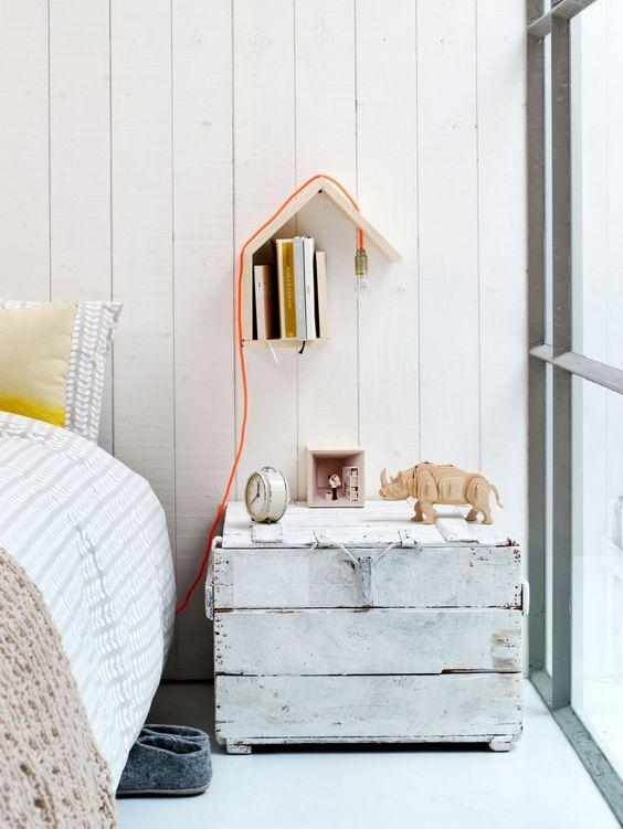 Una monada y con doble función: lámpara y estantería