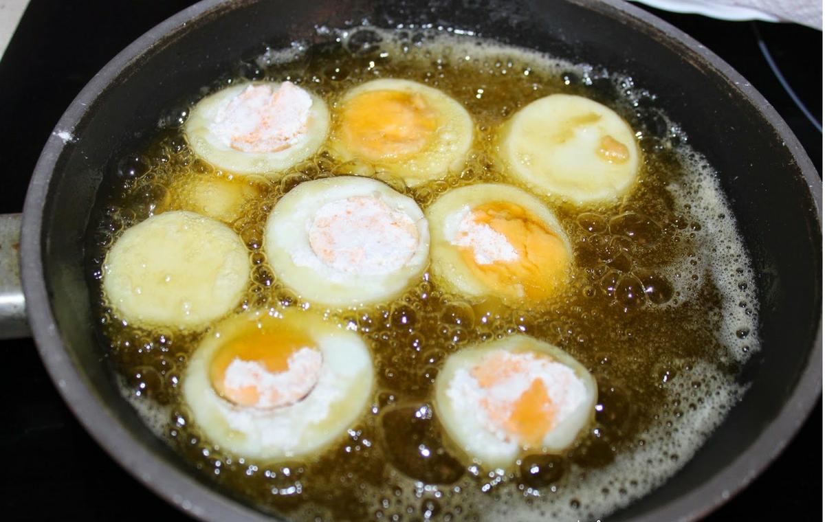 Huevos cocidos en salsa