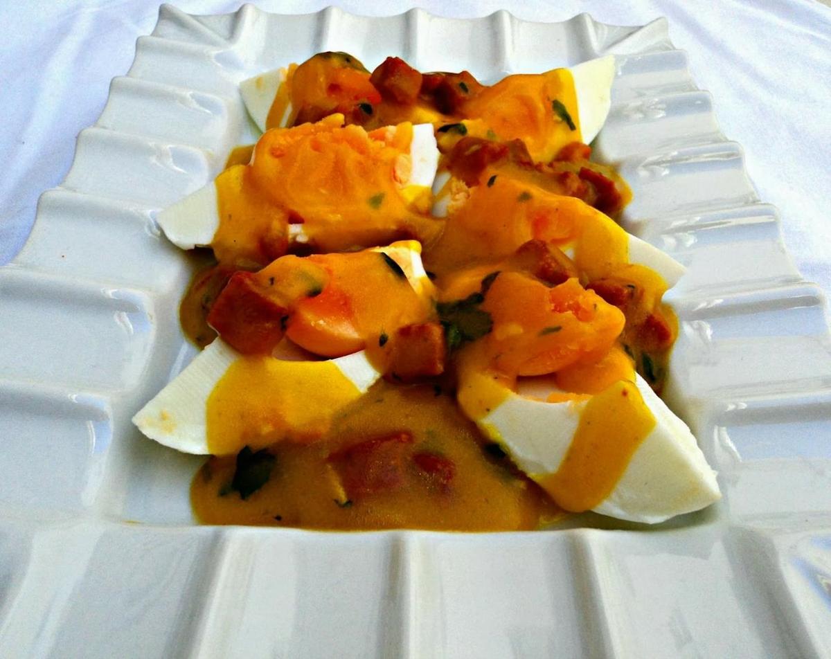 Huevos cocidos en salsa