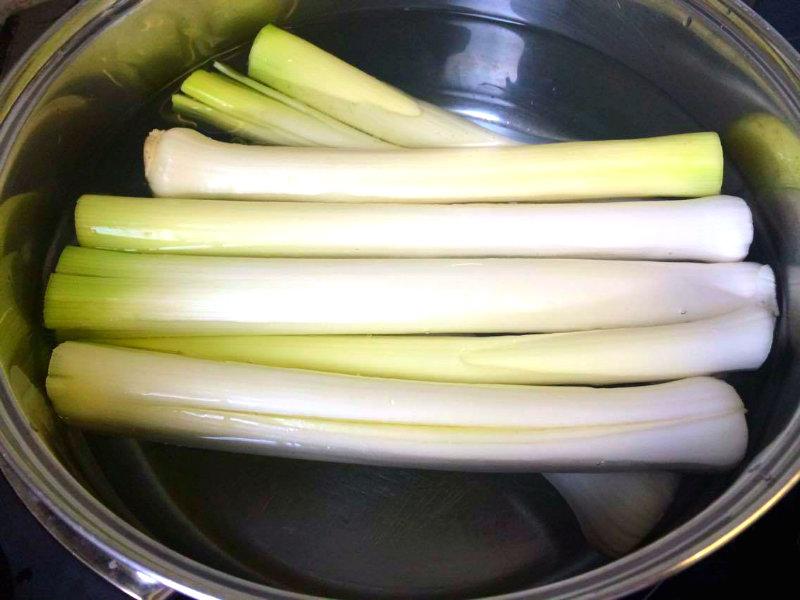 Hervir puerros enteros