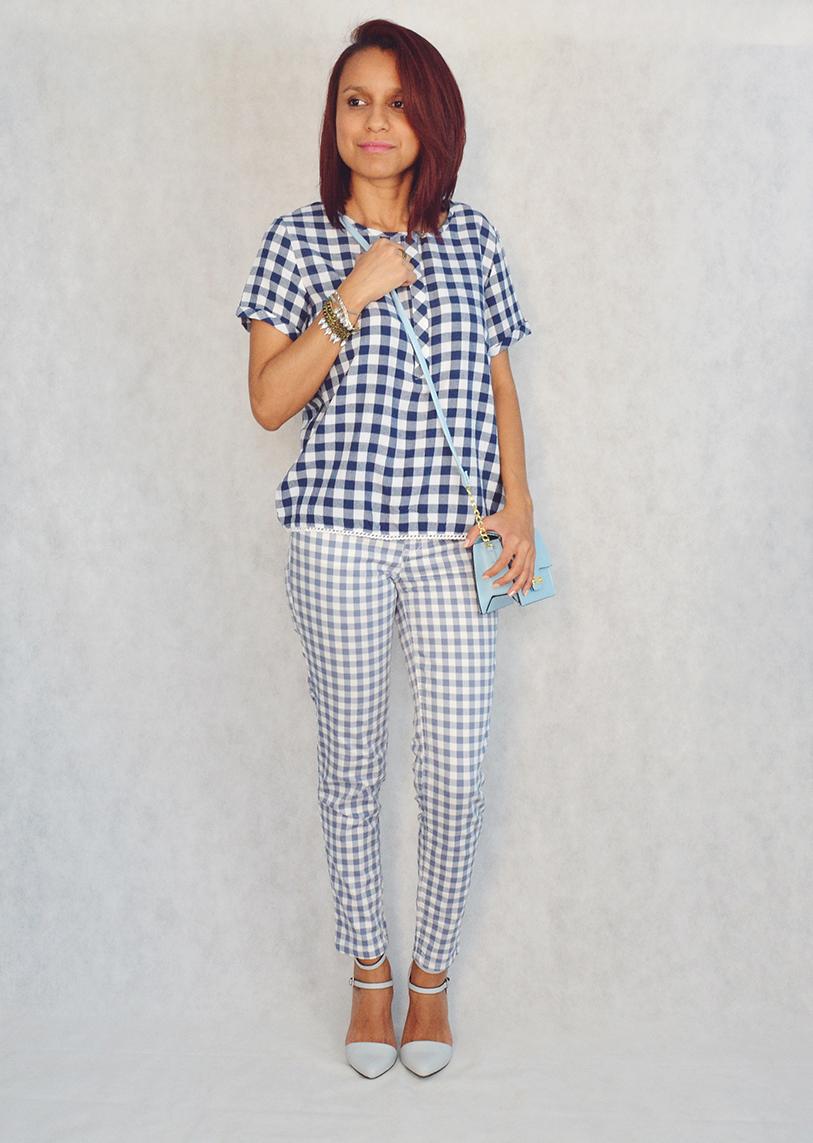 Look con cuadros y azul serenidad 1