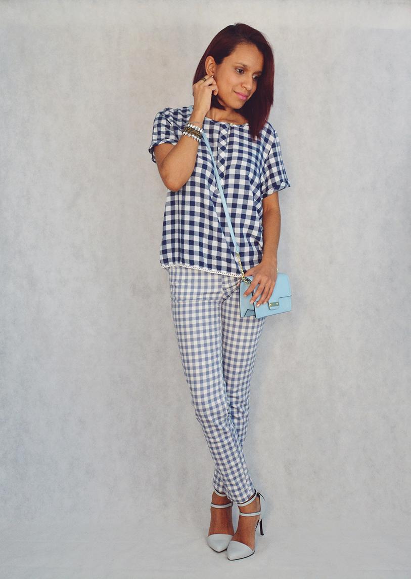 Look con cuadros y azul serenidad 3