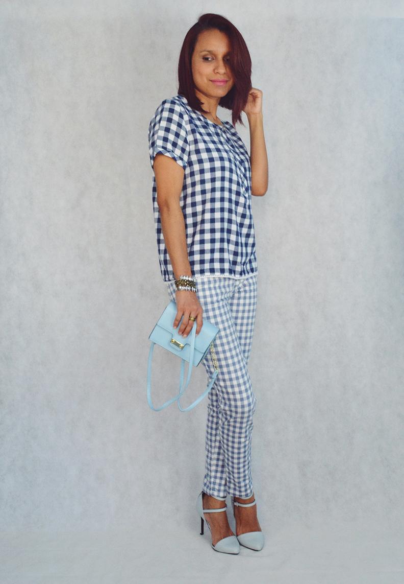 Look con cuadros y azul serenidad 7