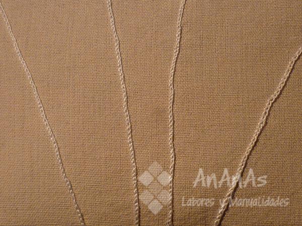 cojin-con-botones-tallos-a-punto-de-cadeneta