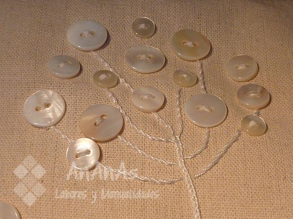 cojin-con-botones-flor-en-punto-de-tallo-o-cordoncillo