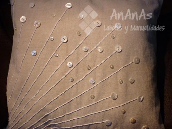 cojin-bordado-punto-cadeneta-y-botones