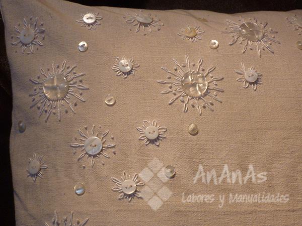 cojin-con-botones-flor-a-punto-de-margarita