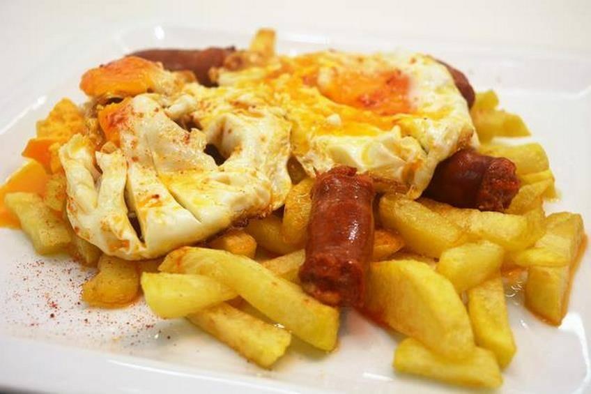 huevos-rotos-con-chorizo.jpg