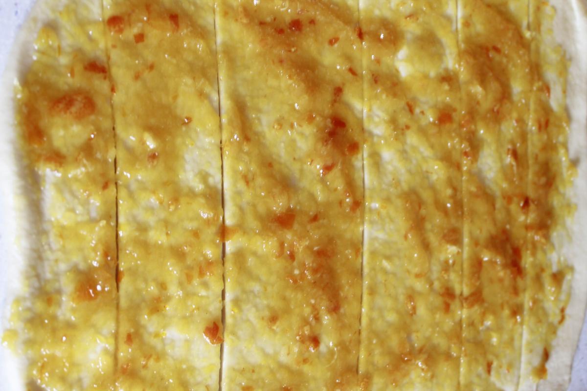 Rellenar y cortas tiras con compota naranja..