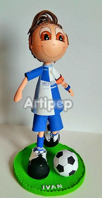 fofucha futbolista con pelota