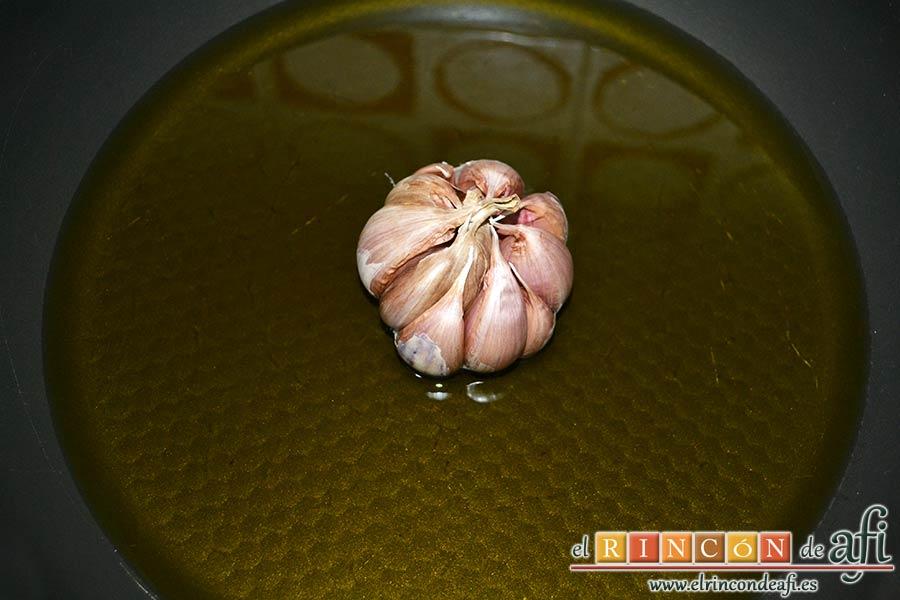 Cabrito estilo Afi, en una sartén con abundante aceite de oliva ponemos la cabeza de ajo