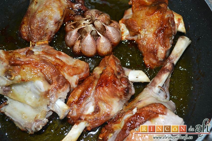 Cabrito estilo Afi, dorarlo por ambos lados hasta que esté bien crujiente