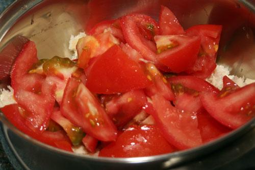 cortar-los-tomates,-el-ajo-y-agregar-aceite,-sal-y-vinagre