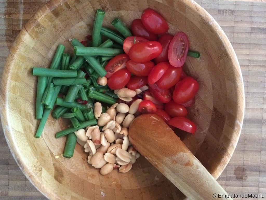 Añade las judias, los tomates cherry y los cacahuetes tostados.