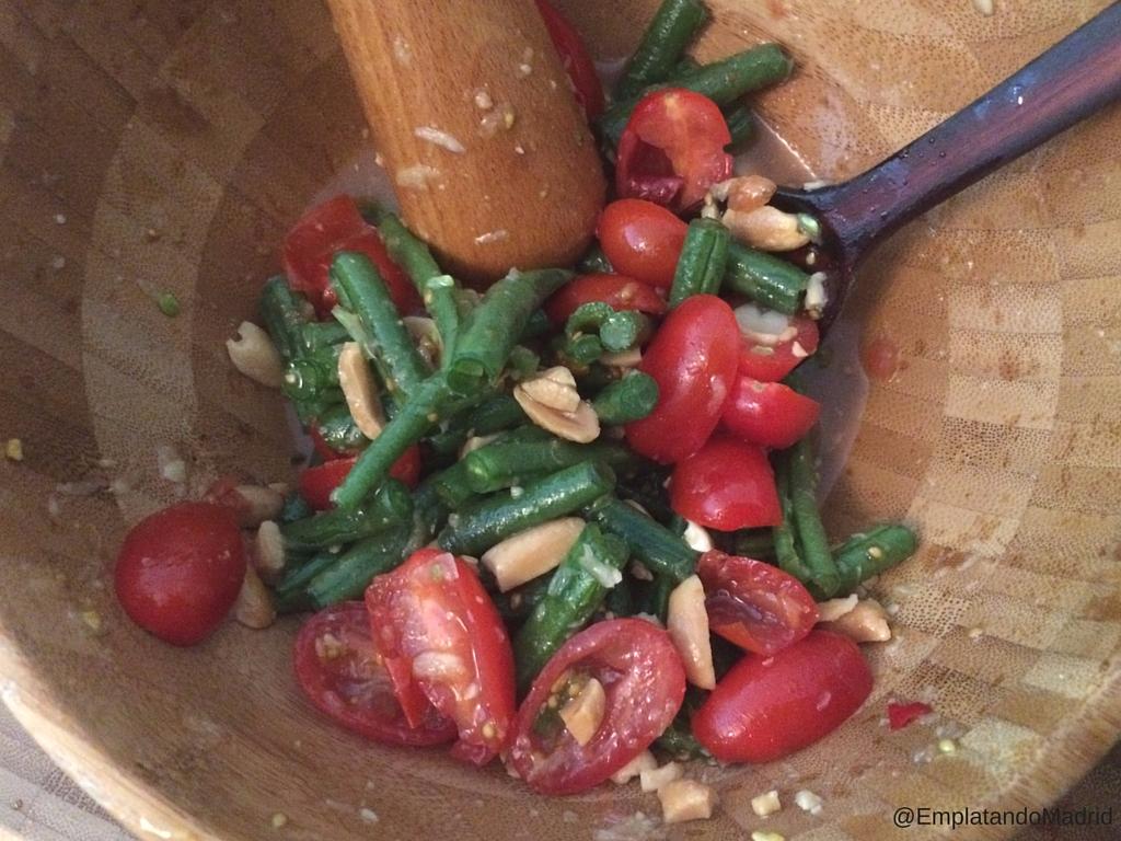 Machaca todo y revuelve con el mortero. 