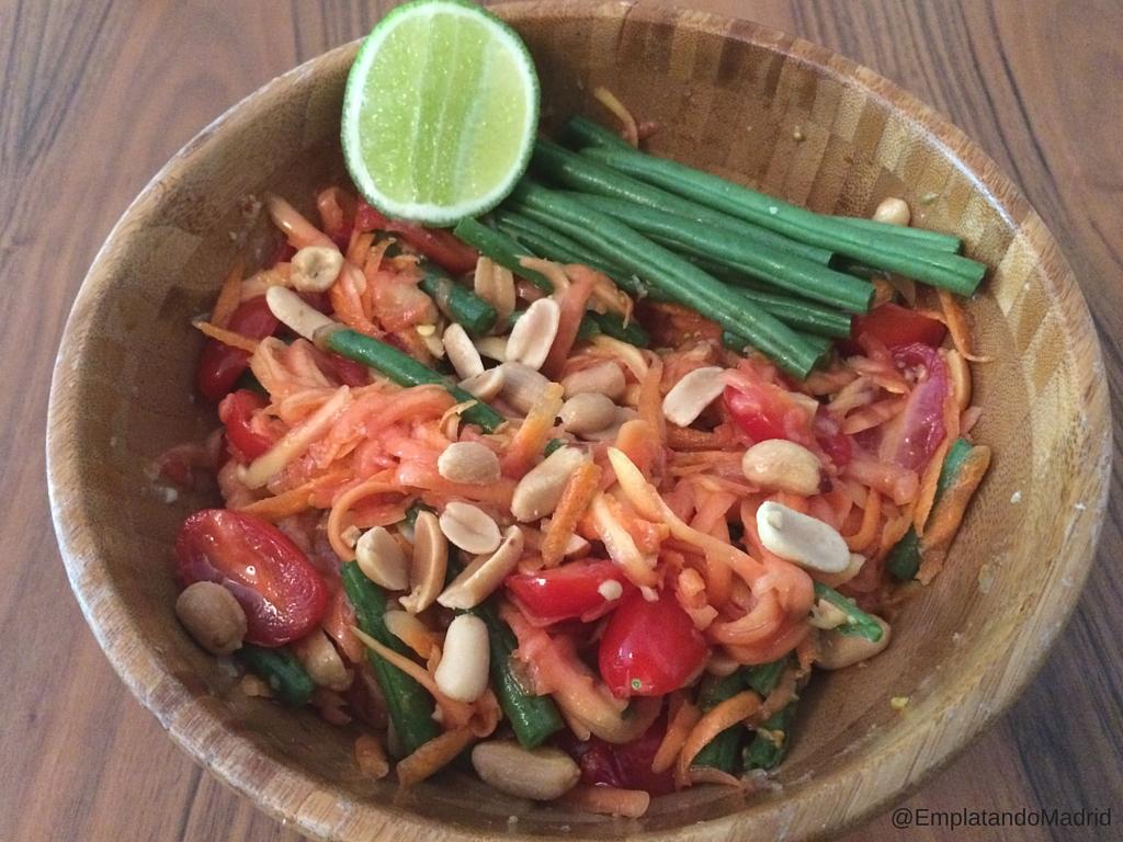 Incorpora toda la papaya verde y zanahoria rallada.