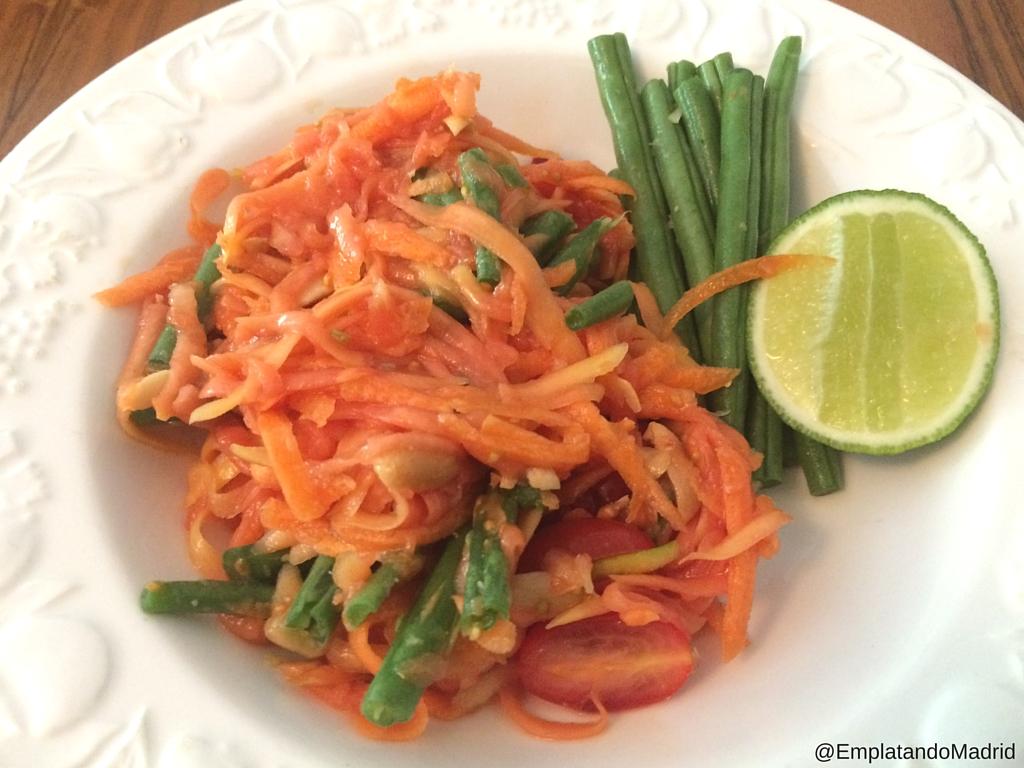 Sirve la ensalada de papaya verde acompañada de lima, judías verdes y si quieres un poco de lechuga.