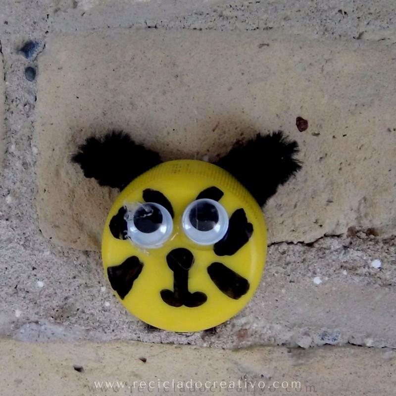 Manualidad para niños con tapones de plástico. Un tigre hecho con un tapón de botella de plástico.