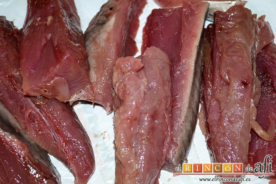 Bonito listado escabechado con verduras, pedir que nos preparen los lomos de bonito y cortarlos por la mitad