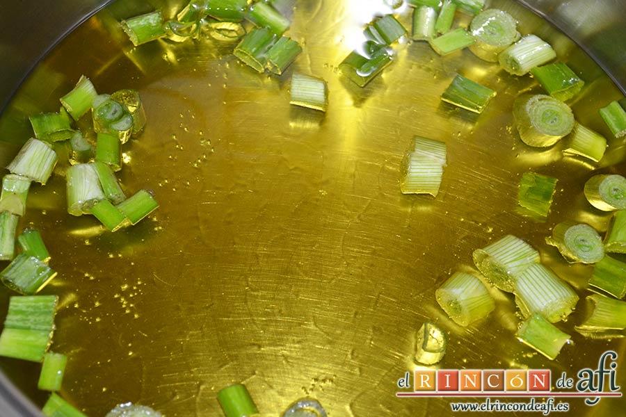 Bonito listado escabechado con verduras, en un caldero con aceite de oliva poner las cebolletas tiernas troceadas