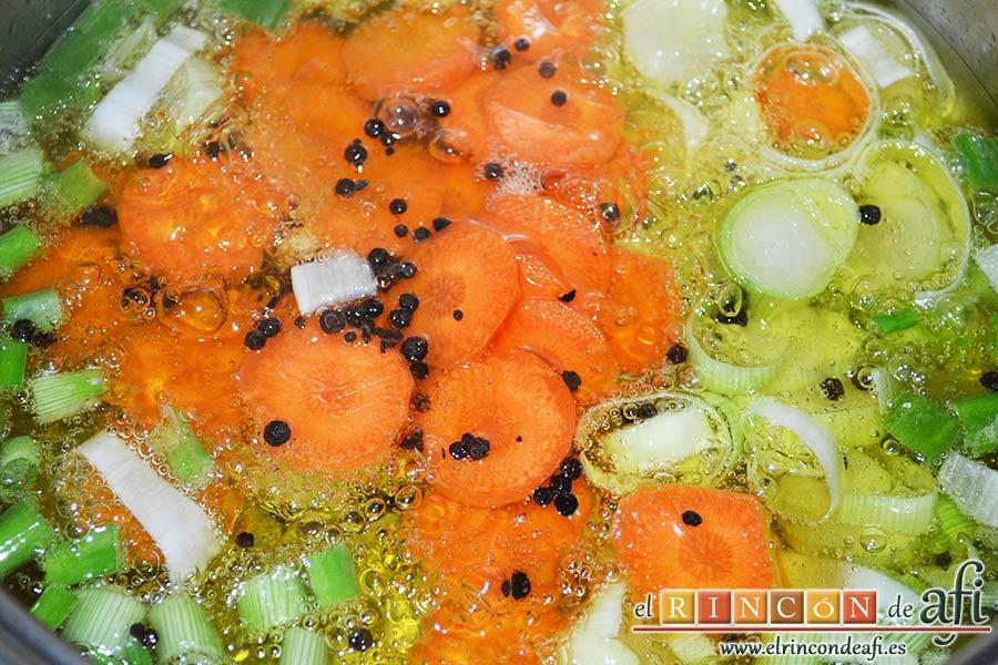 Bonito listado escabechado con verduras, añadir las zanahorias y el puerro en rodajas, y un puñado de pimienta negra en grano