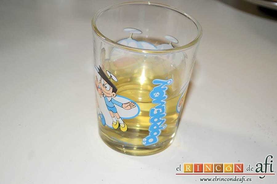 Bonito listado escabechado con verduras, añadir el vino blanco