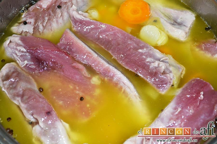 Bonito listado escabechado con verduras, añadir los lomos de bonito procurando que queden cubiertos por el aceite