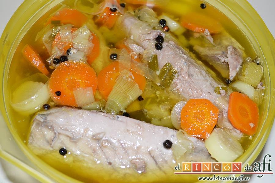 Bonito listado escabechado con verduras, cuando estén hechos retirar, atemperar y conservar en un recipiente en la nevera