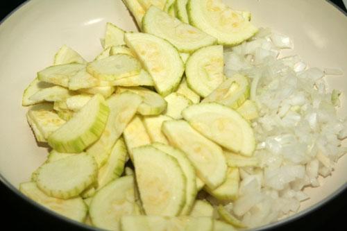 cortar-las-verduras-para-la-salsa-de-calabacin