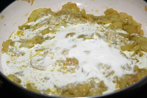 agregar-la-nata (crema de leche)-a-la-salsa-de-calabacin