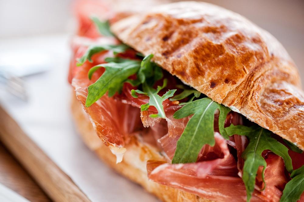 croissant de jamón y rúcula