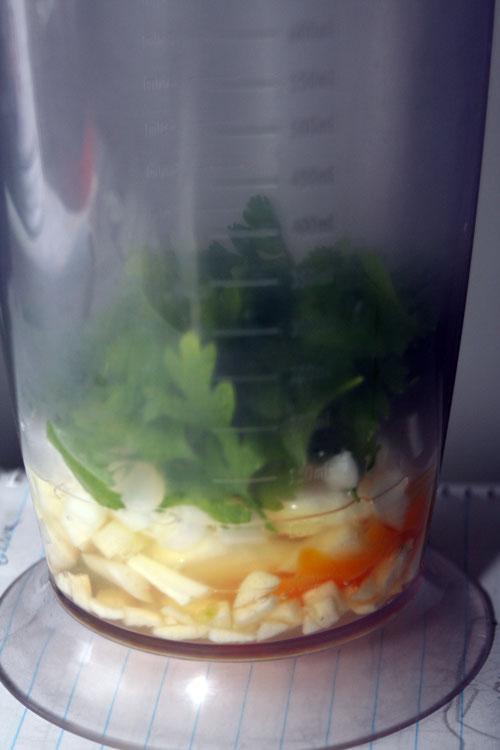 triturar-ingredientes-para-hacer-una-masa