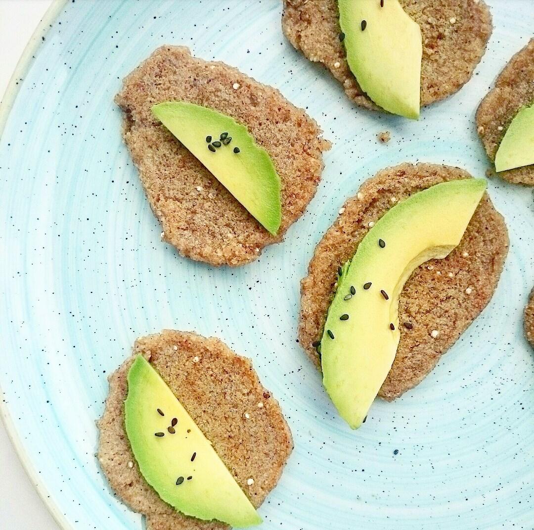 Bocaditos de quinoa y plátano con aguacate