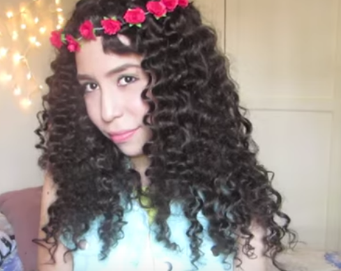 peinado cabello rizo con diadema