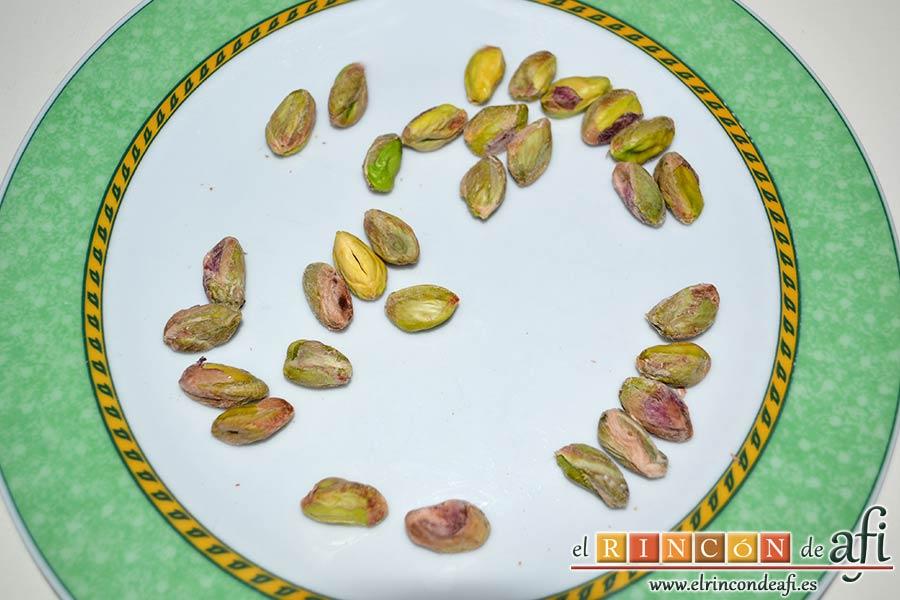 Tartaletas de pistachos y almendras con chorizo de Teror y miel, pelar un puñadito de pistachos