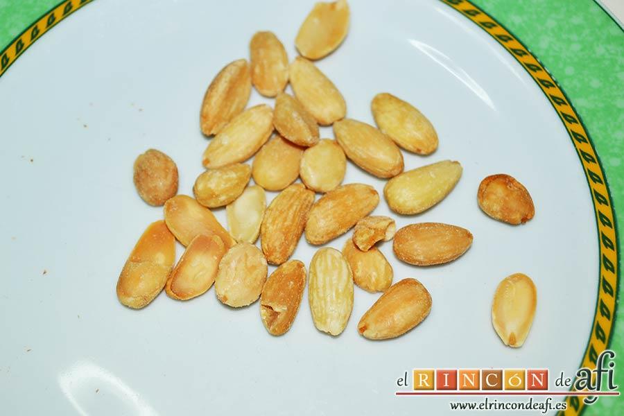 Tartaletas de pistachos y almendras con chorizo de Teror y miel, pelar un puñadito de almendras