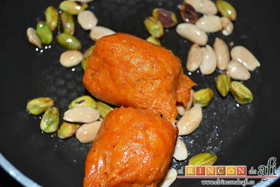 Tartaletas de pistachos y almendras con chorizo de Teror y miel, añadir los chorizos