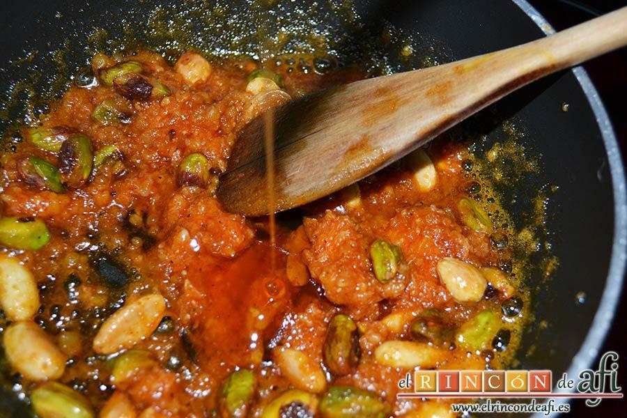 Tartaletas de pistachos y almendras con chorizo de Teror y miel, echar un chorrito de miel y retirar del fuego