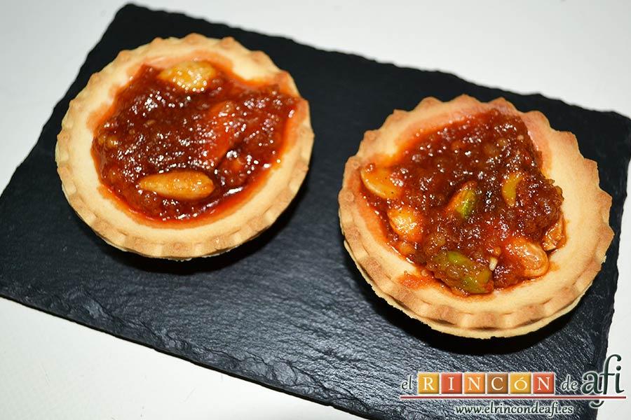 Tartaletas de pistachos y almendras con chorizo de Teror y miel, sugerencia de presentación