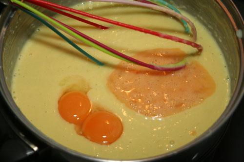 agregar-huevo-a-la-meszcla-del-flan