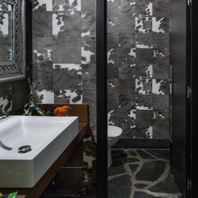 Un refugio en el campo con mucho arte : Baños de estilo moderno de Belén Sueiro