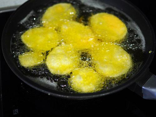 freir-las-Patatas-Rebozadas-en-una-sarten