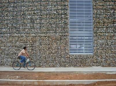 exterior de biblioteca - hombre en bicicleta
