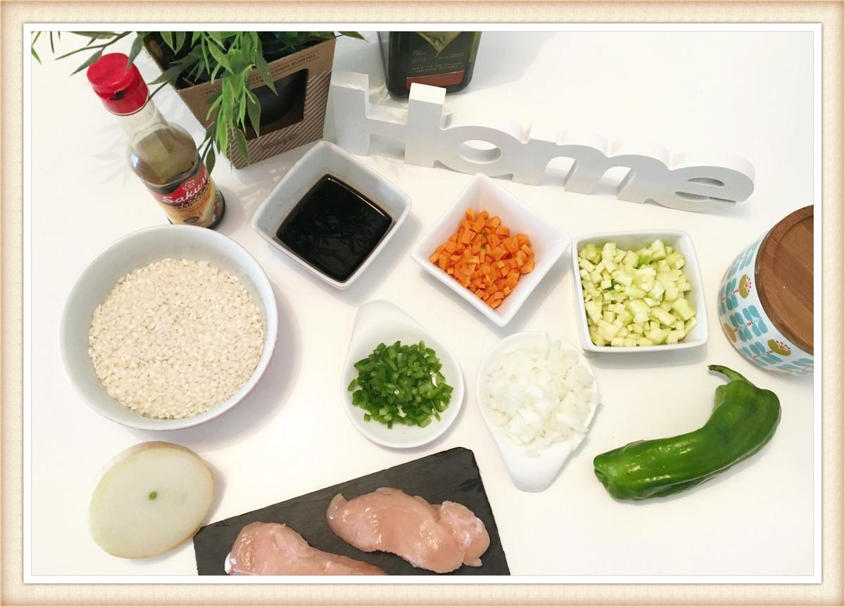 ingredientes arroz de verduras y pollo con salsa de soja