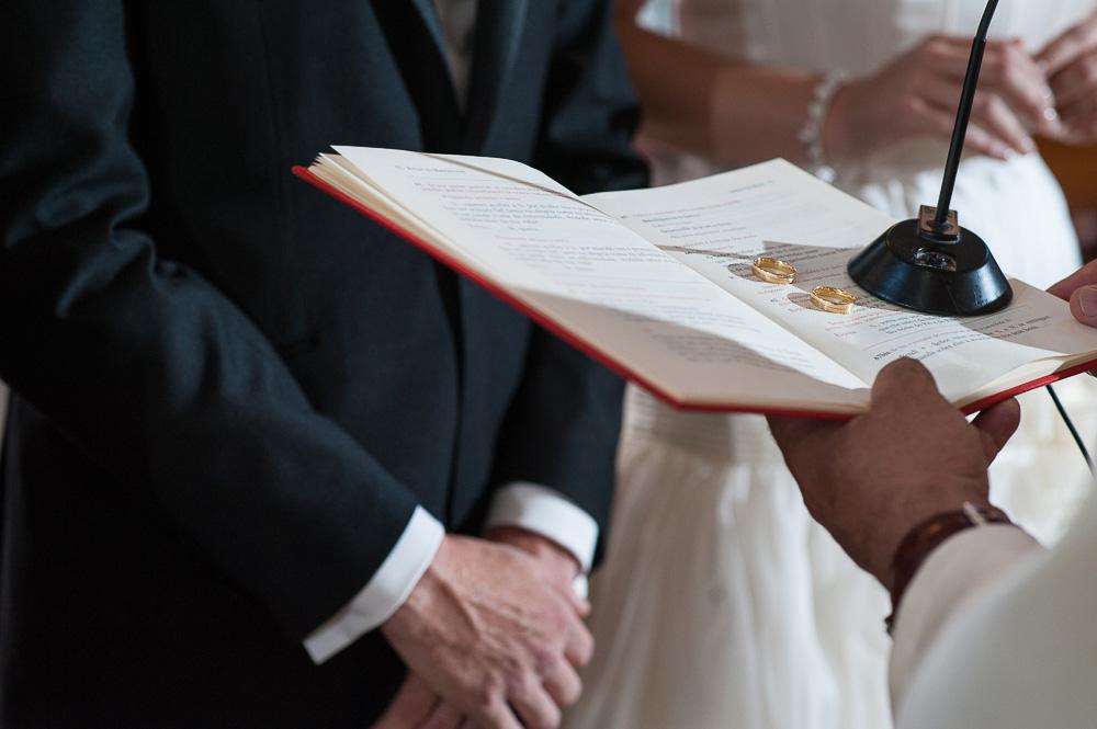 Detalle de anillos en ceremonia religiosa.