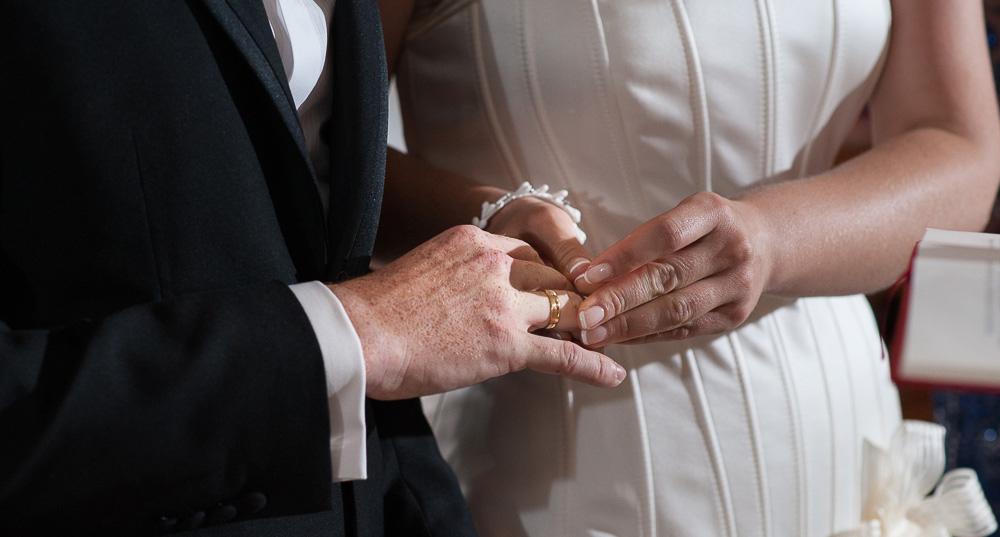 Detalle de anillos en ceremonia religiosa.